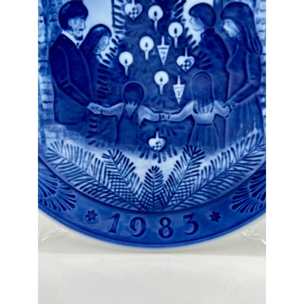 Vintage Royal Copenhagen Porcelain 7" Collector Plate, Merry Christmas - Picture 2 of 4